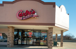 Carlo's Pizza outside