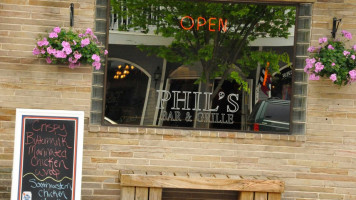 Phil's Grille outside