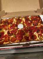 Cloverleaf Pizza food