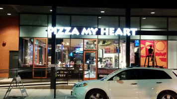 Pizza My Heart outside