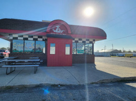 Ms. Piggy's Fish And Bbq In Wash outside