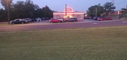 Los Mariachis outside