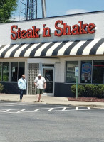 Steak 'n Shake outside