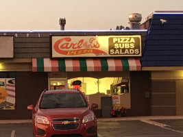 Carlo's Pizza outside