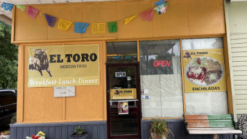 Tortas El Toro outside