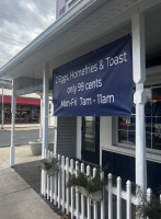 Sunday's Deli outside