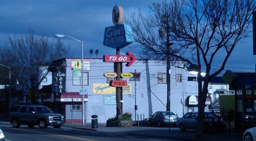 Giant Burgers outside