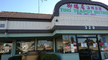 Tin's Teapot Bistro outside