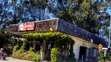 Sparky's Giant Burgers outside