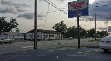 Volcano Pizza outside