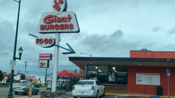 1/4 Giant Burger outside