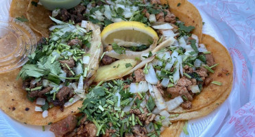 Las Chismosas Taqueria food