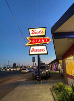 Bud's Giant Burgers outside