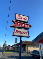 Bud's Giant Burgers outside