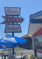 Bud's Giant Burgers outside