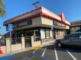 Classic Burger In Redondo Beach outside