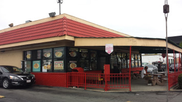 Tam's Burgers outside