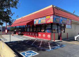 Tam's Burgers outside