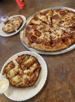 Rusty's Pizza Parlor food