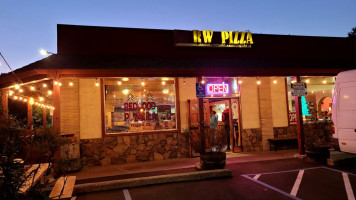 Redwood Pizzeria outside