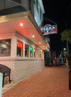 Federico's Pizza food