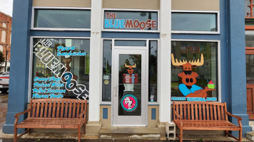 The Blue Moose outside