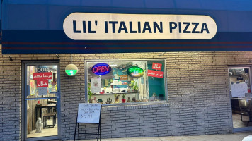 Lil Italian Pizza outside