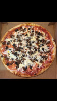 Ipek's La Bella Pizza food