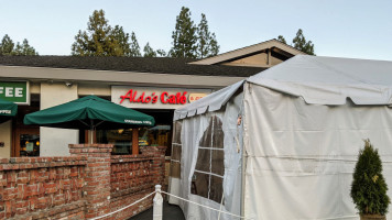 Aldo's Cafe outside