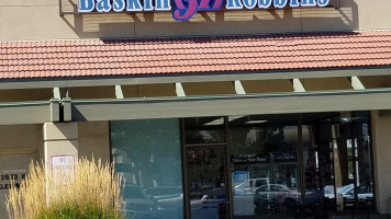 Baskin Robbins outside