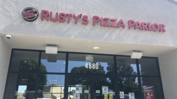 Rusty's Pizza Parlor outside