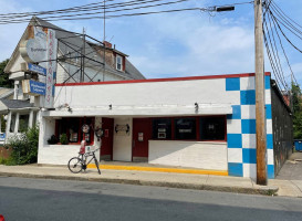 Redbones Barbecue outside