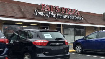 Pat's Pizza outside