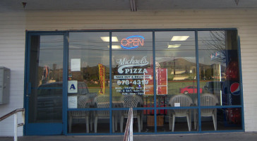 Michael's Pizza outside