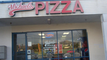 Michael's Pizza outside