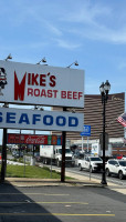 Mike's Roast Beef outside