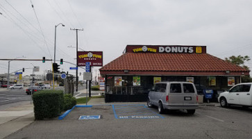 Yum Yum Donuts outside