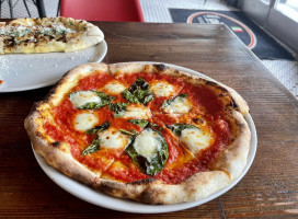 Il Pizzaiolo Wood-fired Pizza food