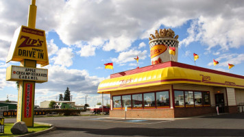 Zip's Drive In inside