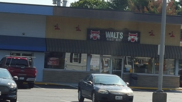 Walt's Roast Beef outside