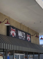 Walt's Roast Beef outside