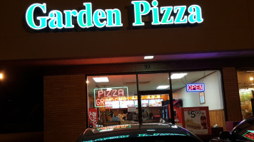 Garden Pizza outside