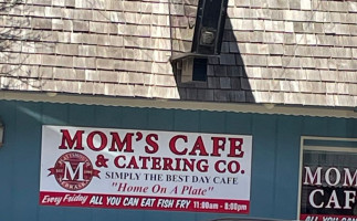 Mom's Cafe Catering outside