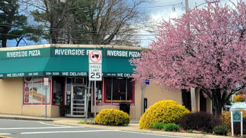 Riverside Pizza outside