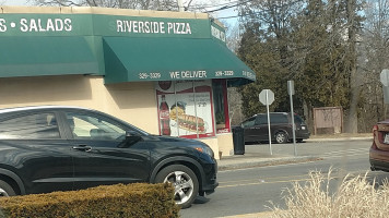 Riverside Pizza outside