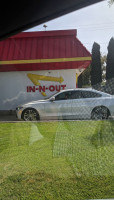 In-n-out Burger outside