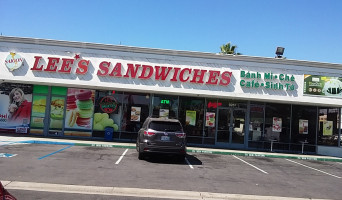 Lee's Sandwiches outside