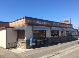 Woody's Diner outside