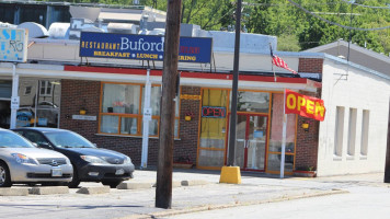 Buford's Family outside