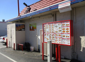 Lucky Guy's Burgers outside